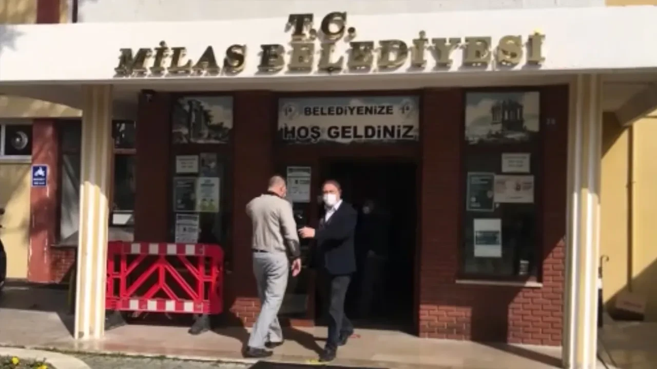 Milas Belediyesine operasyon: Polisler arama yapıyor