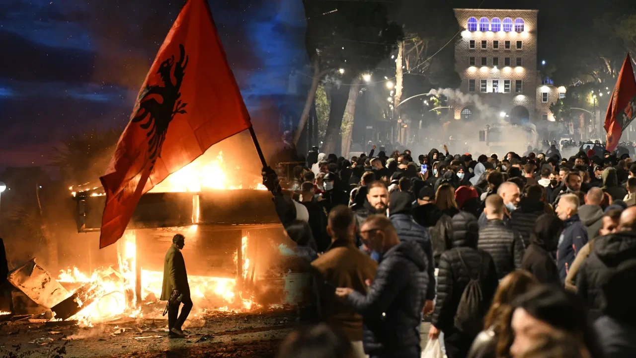 Başbakanlık binası önünde olaylı gece! Arnavutluk'ta binlerce kişi sokakta