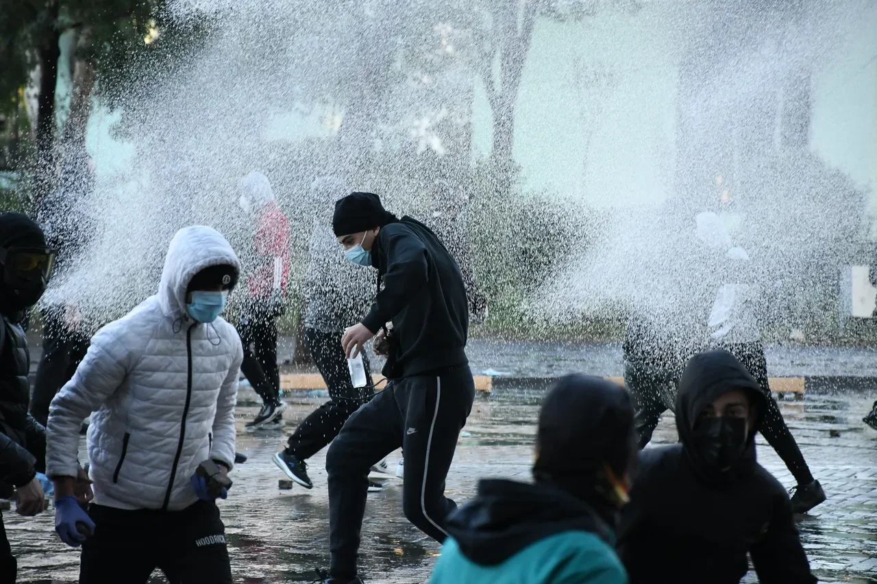 Başbakanlık binası önünde olaylı gece! Arnavutluk'ta binlerce kişi sokakta
