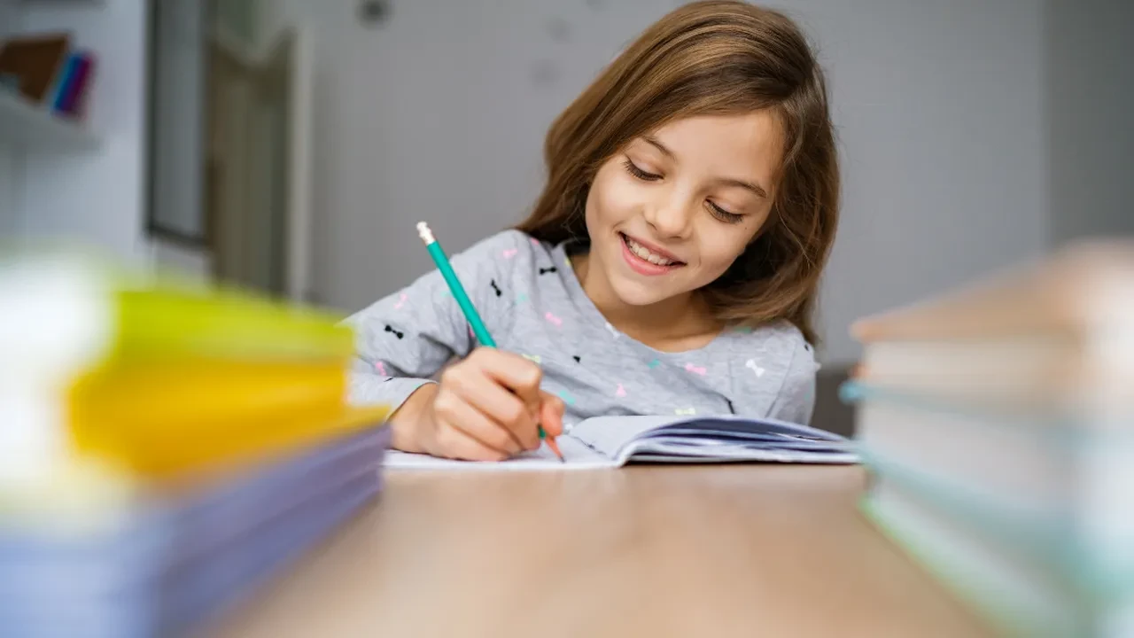 Çocuk ödev yaparken neden ağlar? Ödev yapmak istemeyen çocuğa ne yapılmalı?
