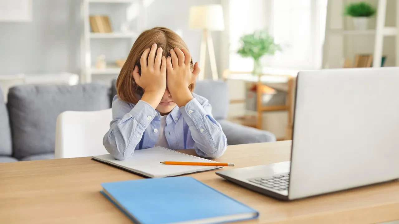 Çocuk ödev yaparken neden ağlar? Ödev yapmak istemeyen çocuğa ne yapılmalı?