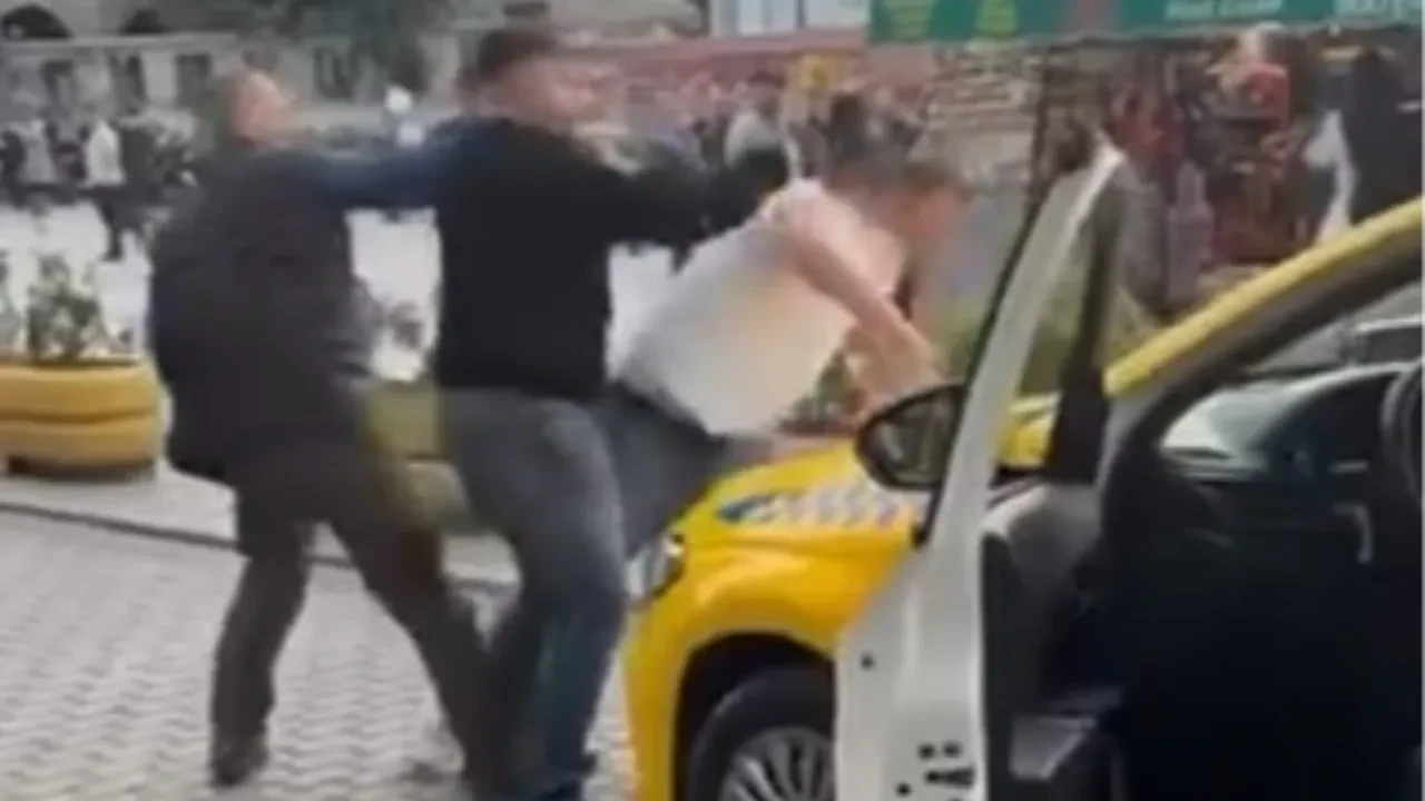 Fatih’te taksicilerin yolcu kavgası kamerada: Tekmeler ve yumruklar havada uçuştu