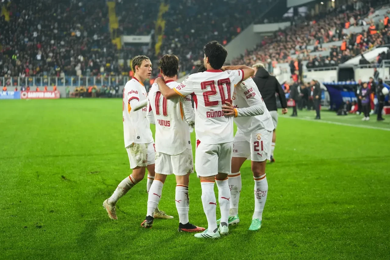 Galatasaray'da sürpriz ayrılık gelişmesi! Yıldız oyuncunun menajeri görüşmelere başladı