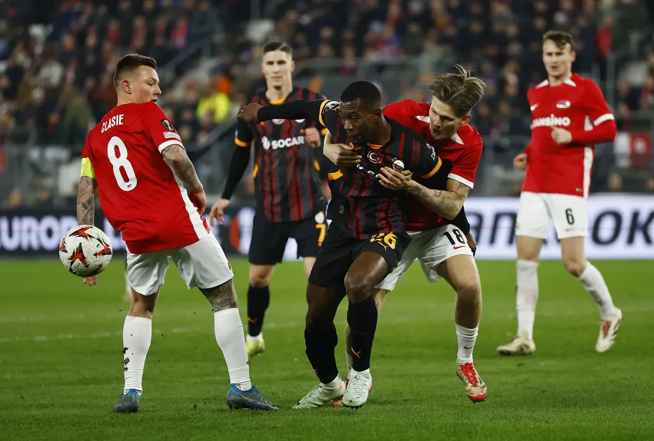 Galatasaray'da sürpriz ayrılık gelişmesi! Yıldız oyuncunun menajeri görüşmelere başladı
