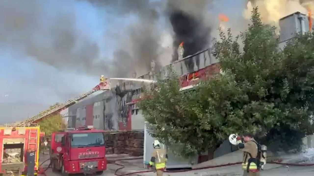 Hatay'da korkutan yangın: Fabrikadan alevler yükseliyor