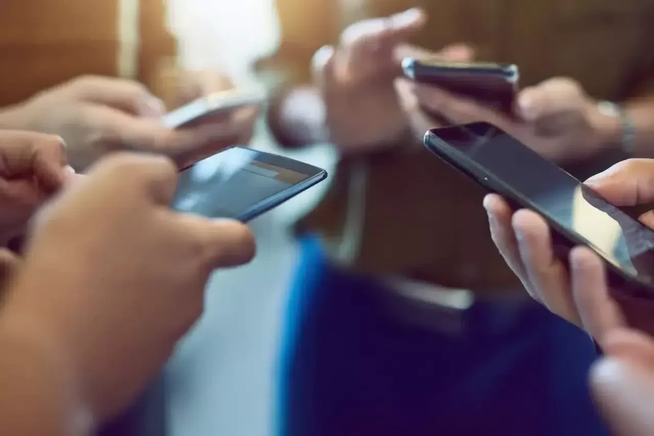 İşler gerçekten kötü: Eski telefonların parçalarını sıfır cihaza takıyorlar