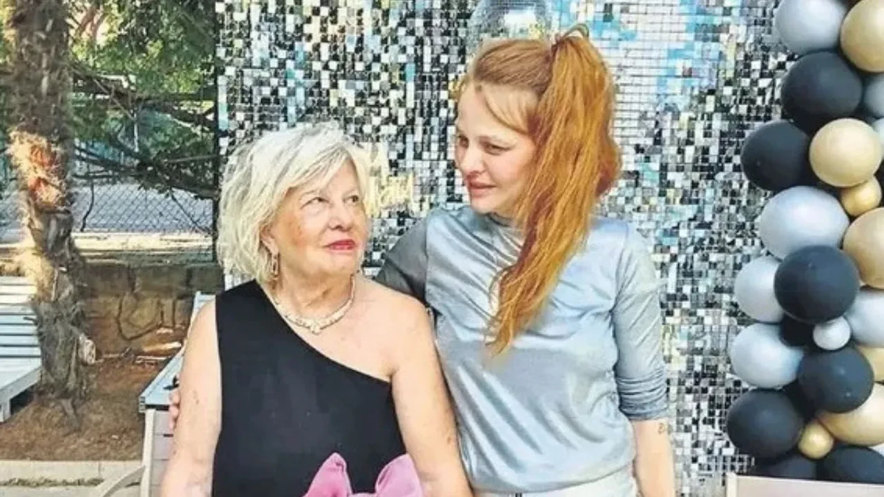Naz Elmas’tan üzen haber! Annesi apar topar hastaneye kaldırıldı