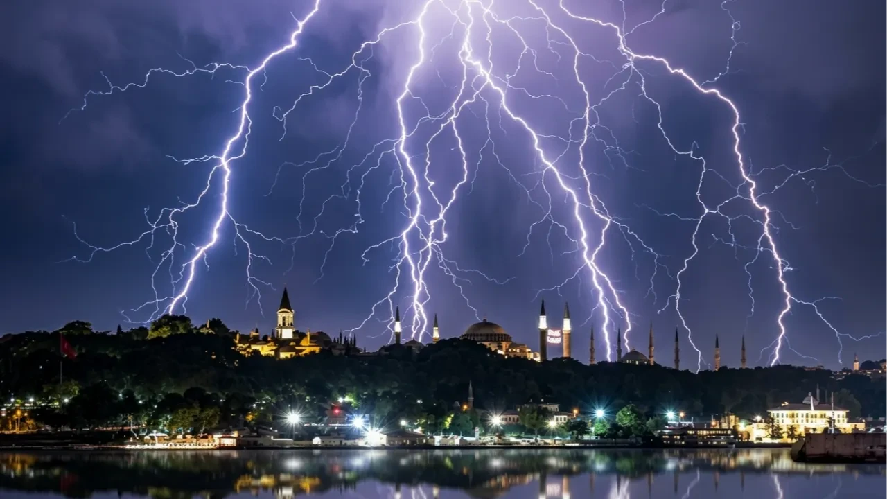 Orhan Şen, İstanbul'u gün vererek uyardı: Meteoroloji ve AKOM sağanak alarmı geldi 