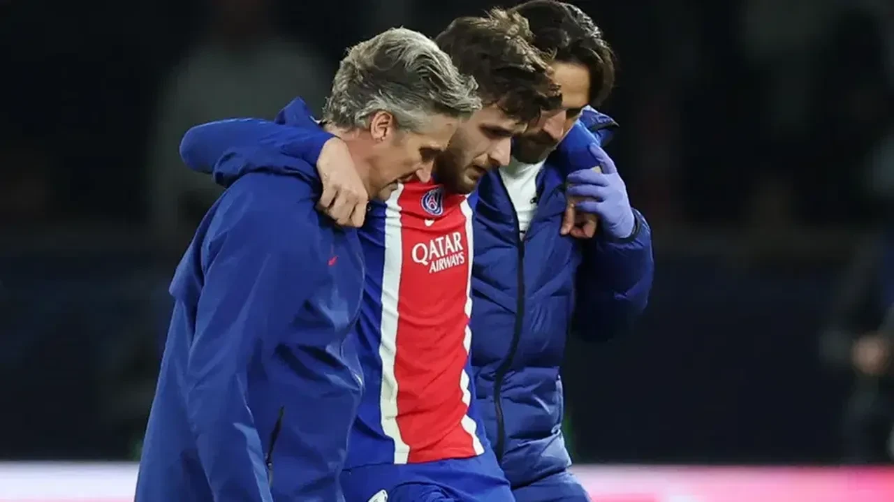 PSG Barcelona’yı yendi ama yıkıldı: Khvicha Kvaratskhelia’dan kötü haber!