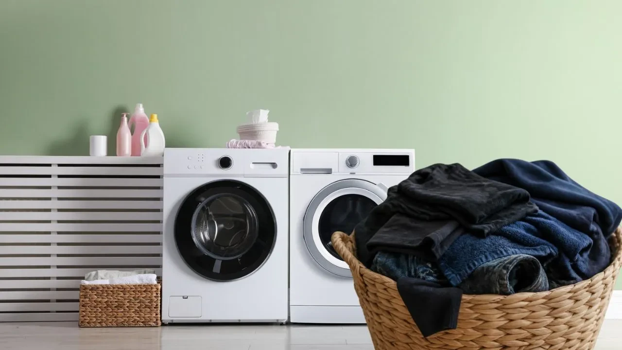 Renkli kıyafetlerin renklerini soldurmayan çamaşır makinesi sırrı! Ayarları değiştirin