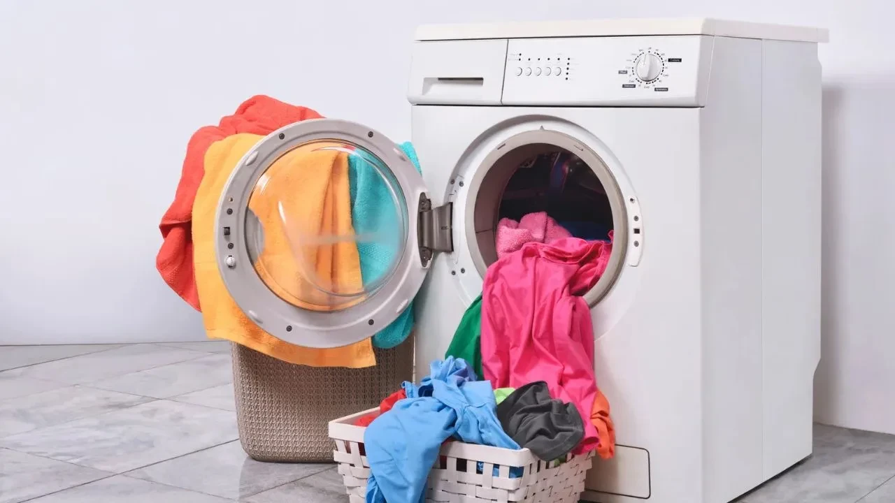 Renkli kıyafetlerin renklerini soldurmayan çamaşır makinesi sırrı! Ayarları değiştirin