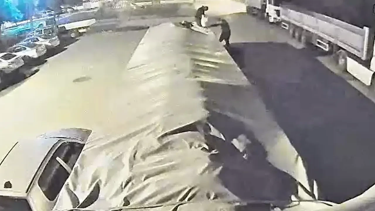 Tırdaki 1 ton şekeri mopede doldurup çaldılar