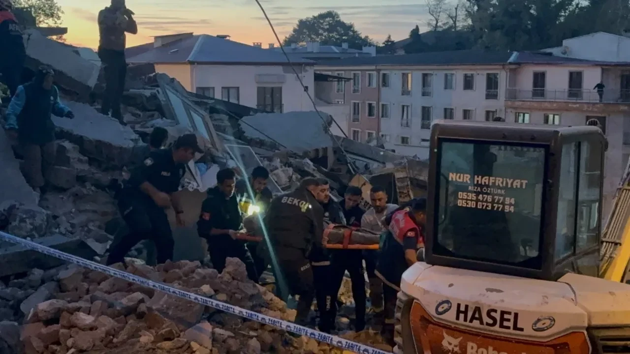 Zonguldak'ta bina çöktü: Enkaz altında kalanlar var