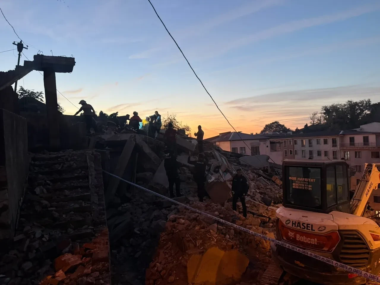 Zonguldak'ta bina çöktü: Enkaz altında kalanlar var