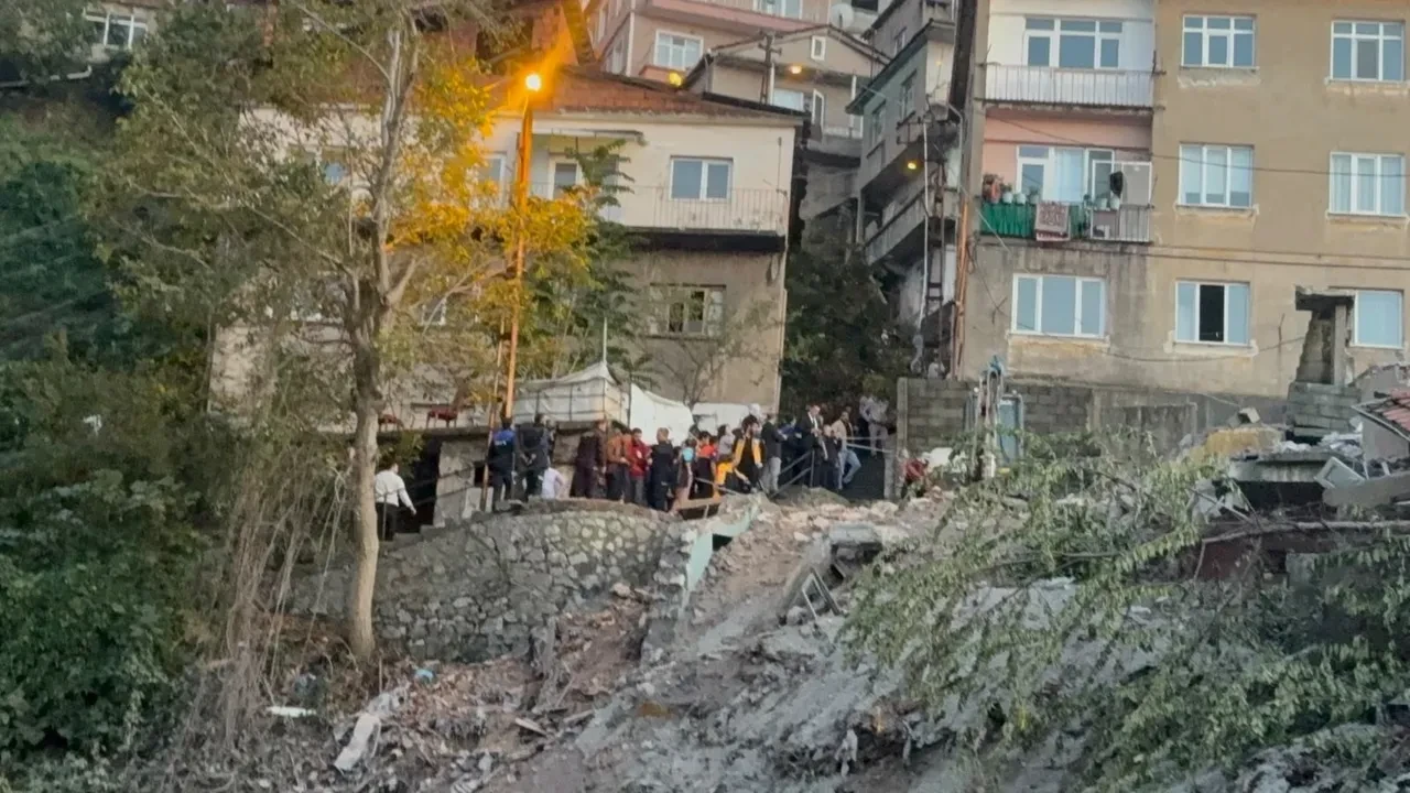 Zonguldak'ta bina çöktü: Enkaz altında kalanlar var