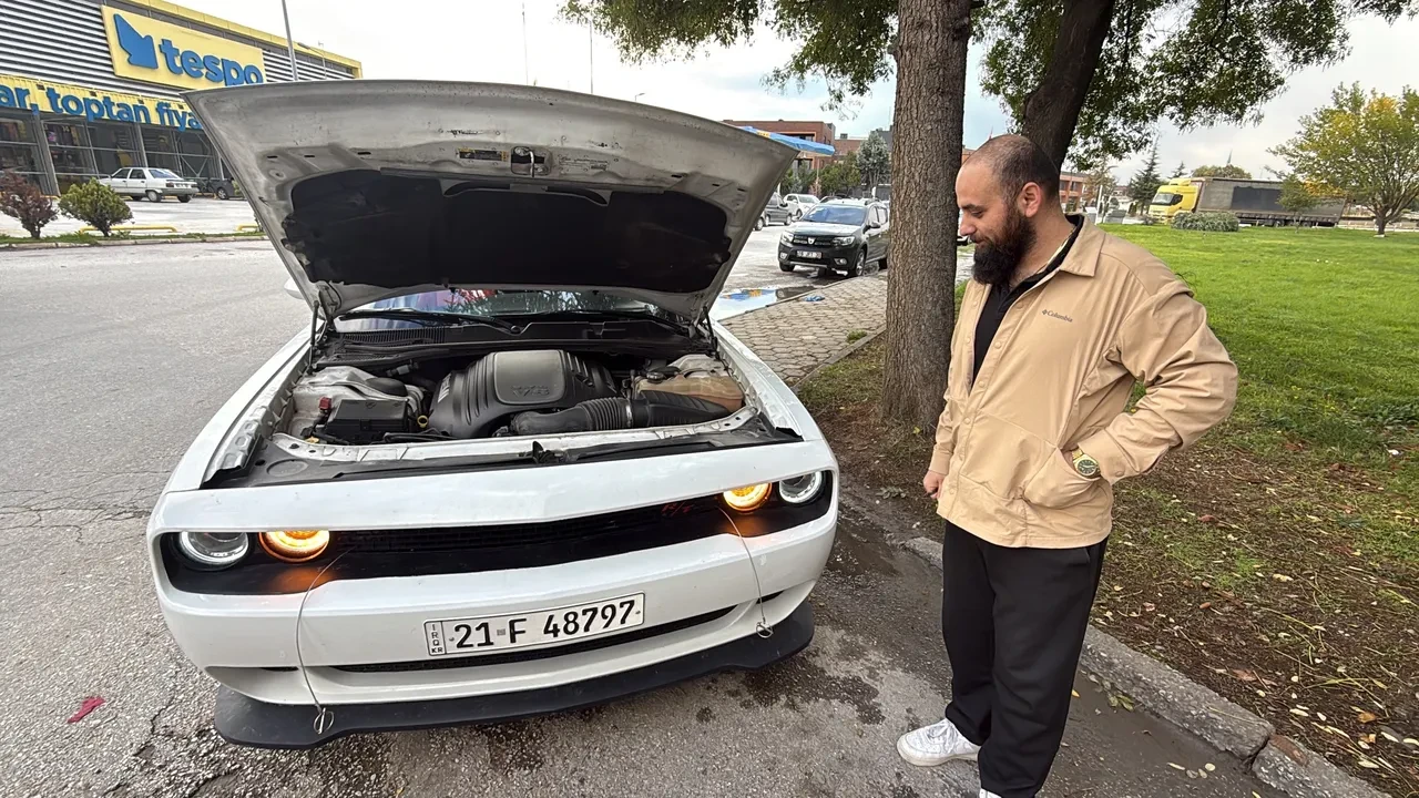 Asgari ücretle 9 milyonluk 'Canavar' besliyor: Lüks otomobili kullanabilmek için bazen yemek bile yemiyor