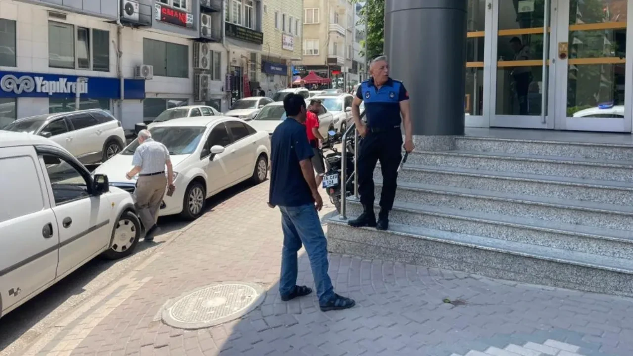“Çocuğum hasta” yalanıyla para topladı, eşinin üzerine kayıtlı 2 araç çıktı: Yakalanınca tişörtünü çıkarıp bağırmaya başladı