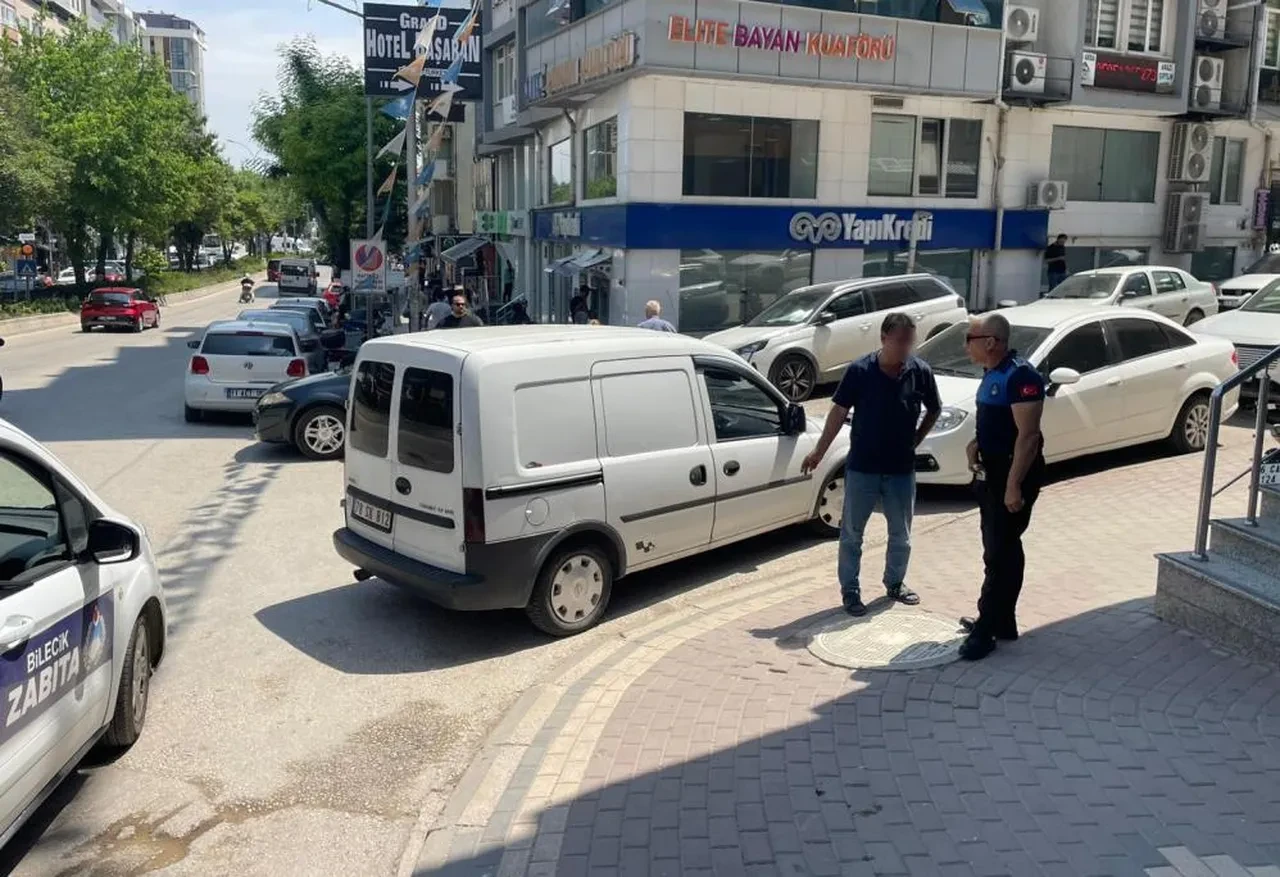 “Çocuğum hasta” yalanıyla para topladı, eşinin üzerine kayıtlı 2 araç çıktı: Yakalanınca tişörtünü çıkarıp bağırmaya başladı