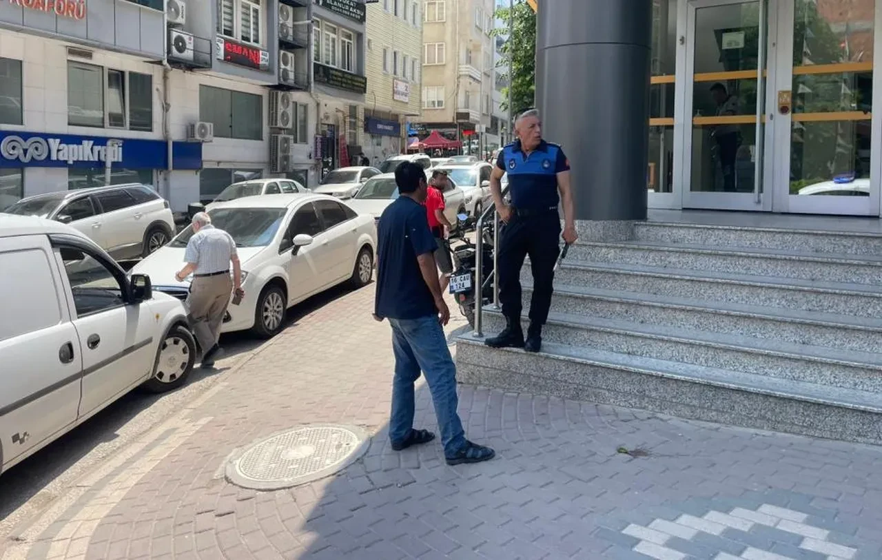 “Çocuğum hasta” yalanıyla para topladı, eşinin üzerine kayıtlı 2 araç çıktı: Yakalanınca tişörtünü çıkarıp bağırmaya başladı