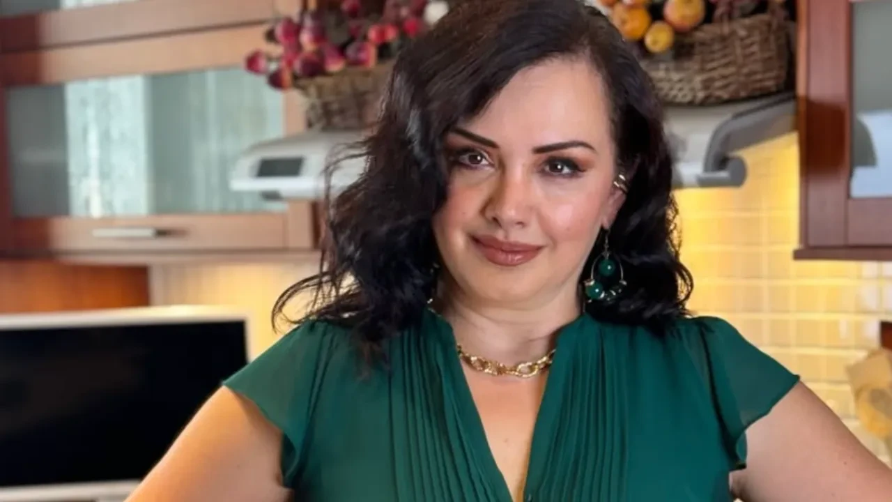Efsane Sunucu Esra Ceyhan son haliyle pes dedirtti! Estetik yok demişti