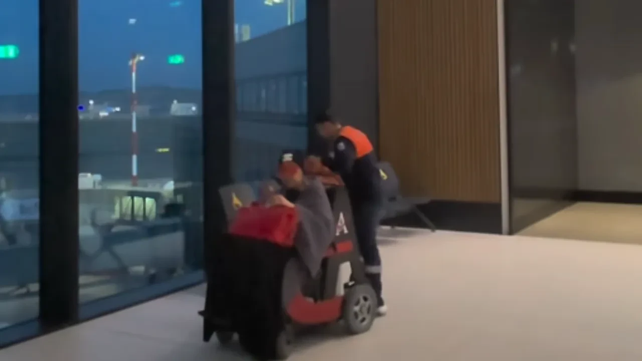 Estetik operasyon olan Bülent Ersoy'un havalimanındaki görüntüsü korkuttu! Ünlü fenomen o anları kayda aldı