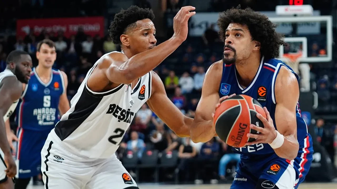 EuroLeague'deki Türk derbisinde kazanan Anadolu Efes! Lacivert-beyazlılar, Beşiktaş'ı mağlup etti