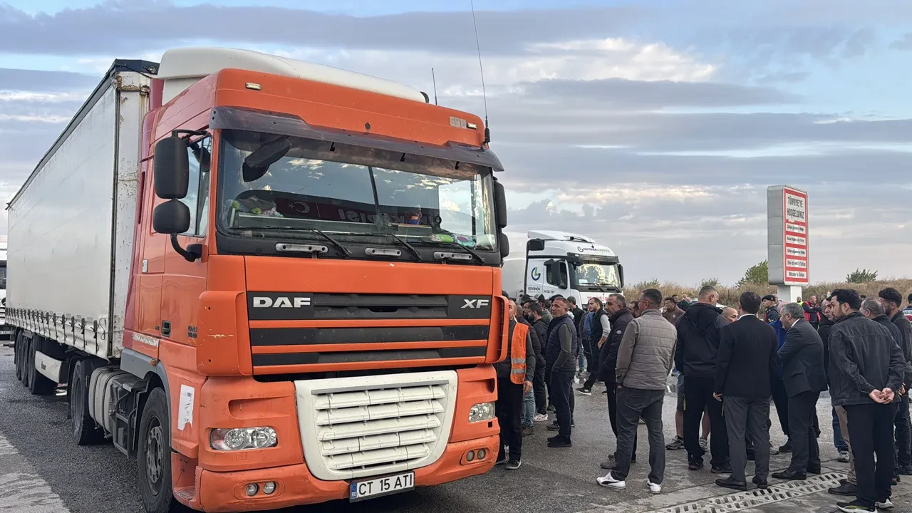 Hamzabeyli Sınır Kapısı'nda tır sürücüleri giriş ve çıkışları kapattı