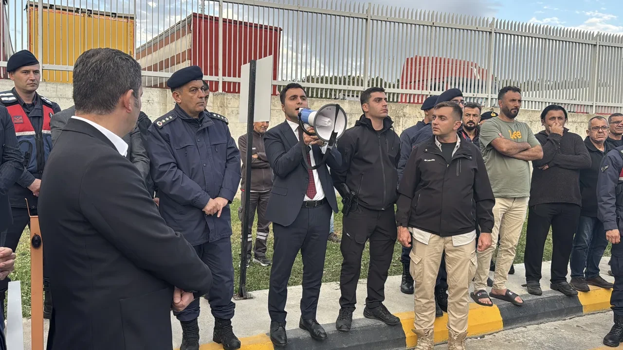 Hamzabeyli Sınır Kapısı'nda tır sürücüleri giriş ve çıkışları kapattı