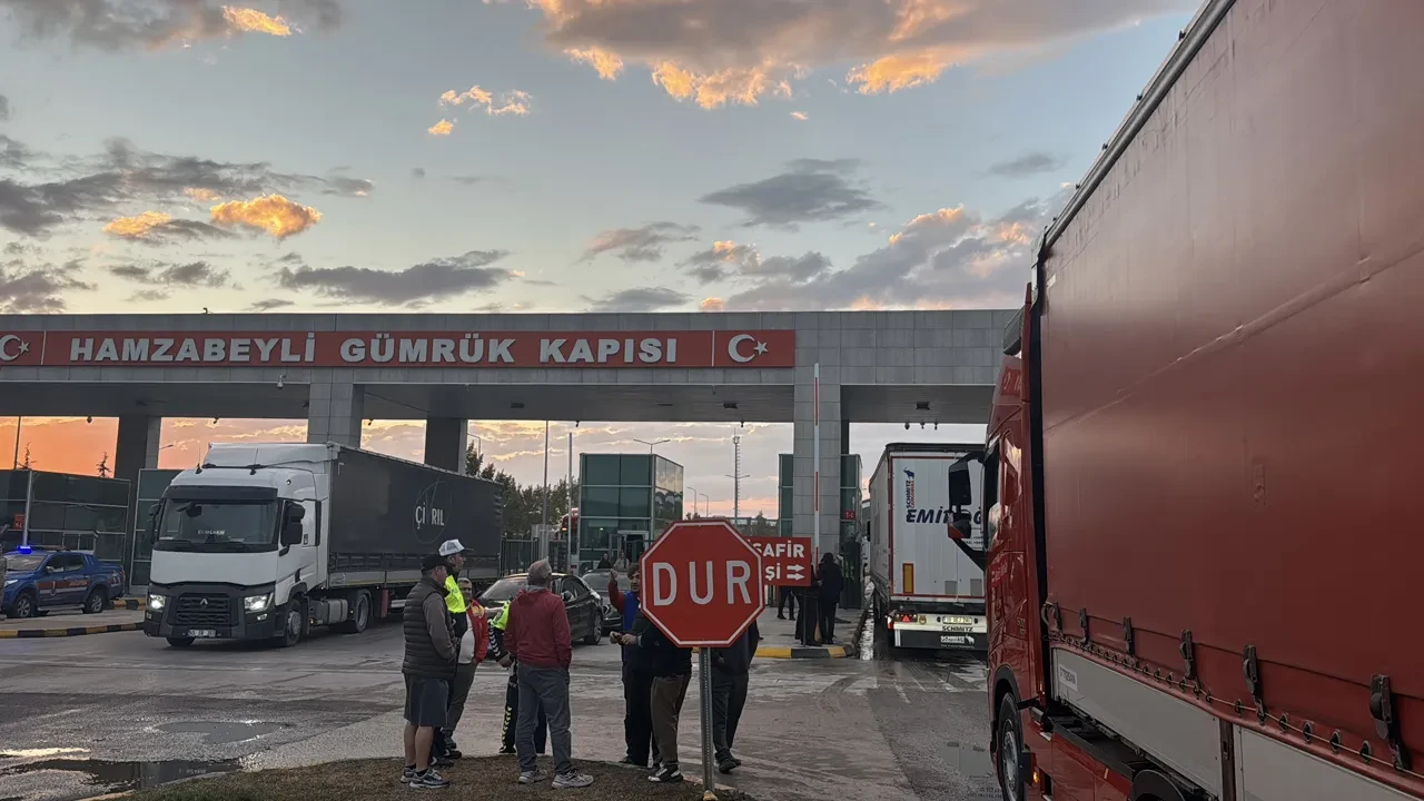 Hamzabeyli Sınır Kapısı'nda tır sürücüleri giriş ve çıkışları kapattı
