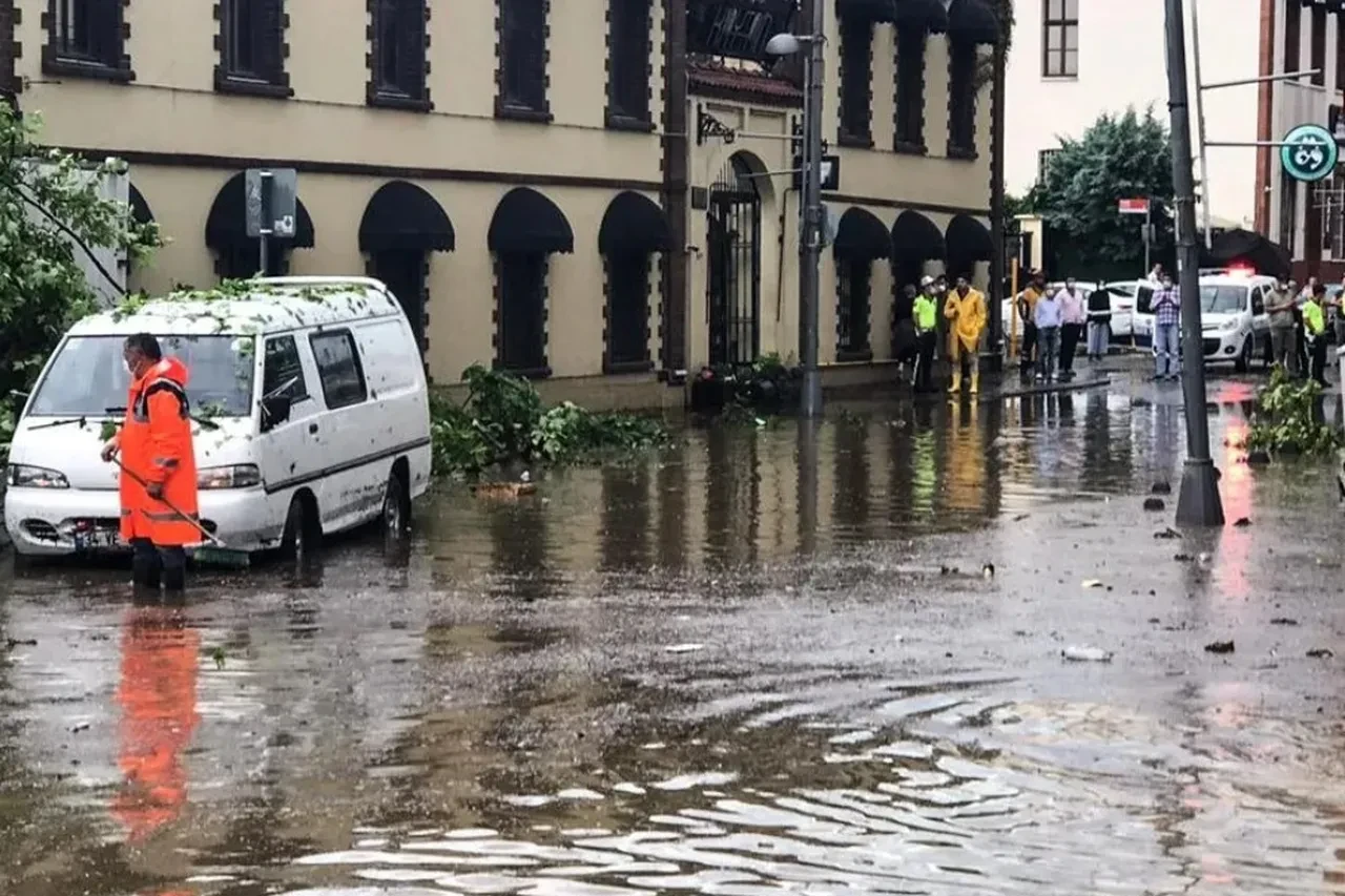 İstanbul'a sel felaketi sonrası ek destek: Bakan Göktaş ayrıntıları duyurdu