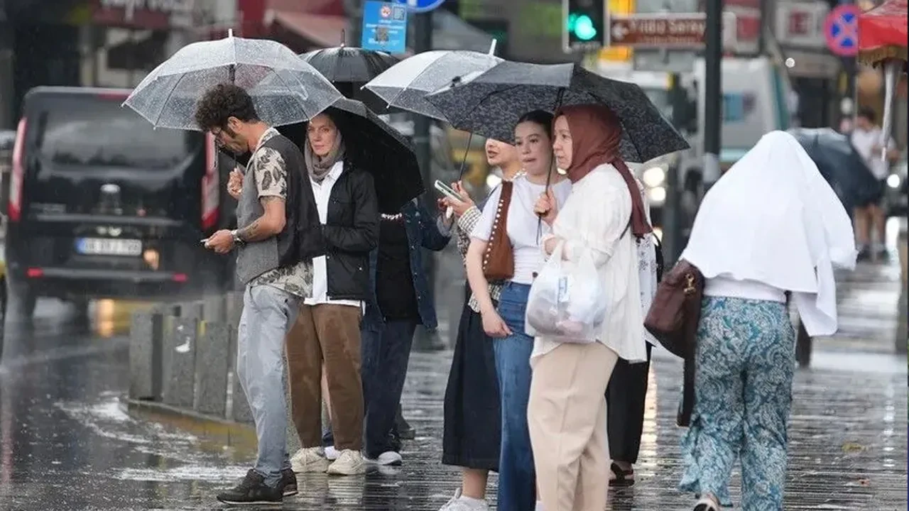 İstanbullular dikkat! AKOM gün vererek uyardı: Kara bulutlar geri geliyor