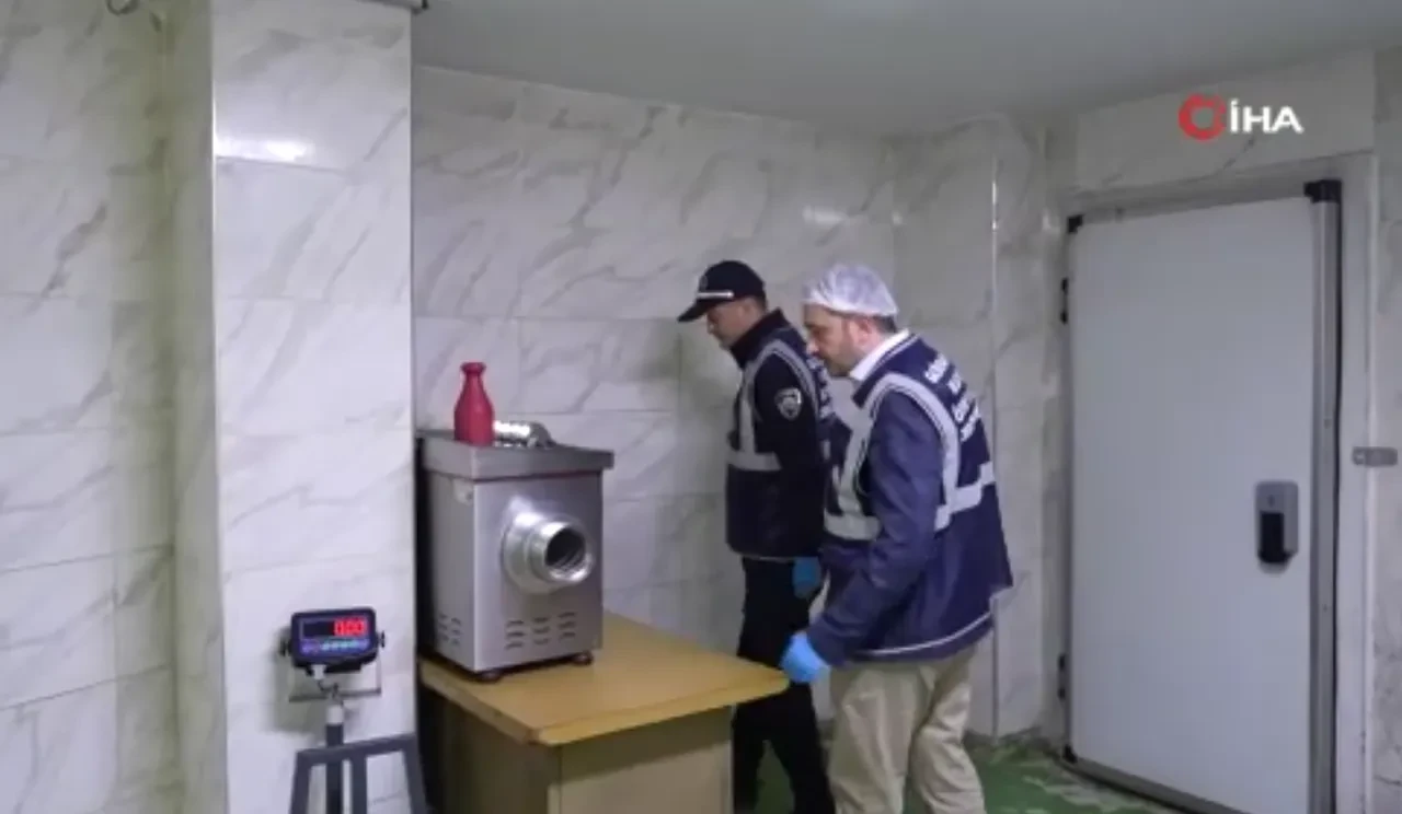 İstanbul’un göbeğinde bozuk et skandalı! 15 ton bozuk ürüne el konuldu: Yapılan savunma pes dedirtti
