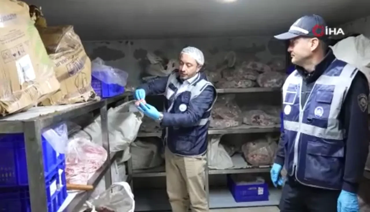 İstanbul’un göbeğinde bozuk et skandalı! 15 ton bozuk ürüne el konuldu: Yapılan savunma pes dedirtti