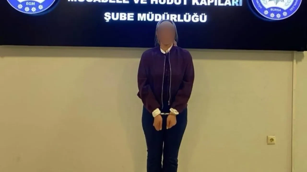 Kendisini avukat olarak tanıtıp vatandaşları dolandırdı, sınır dışı edildi