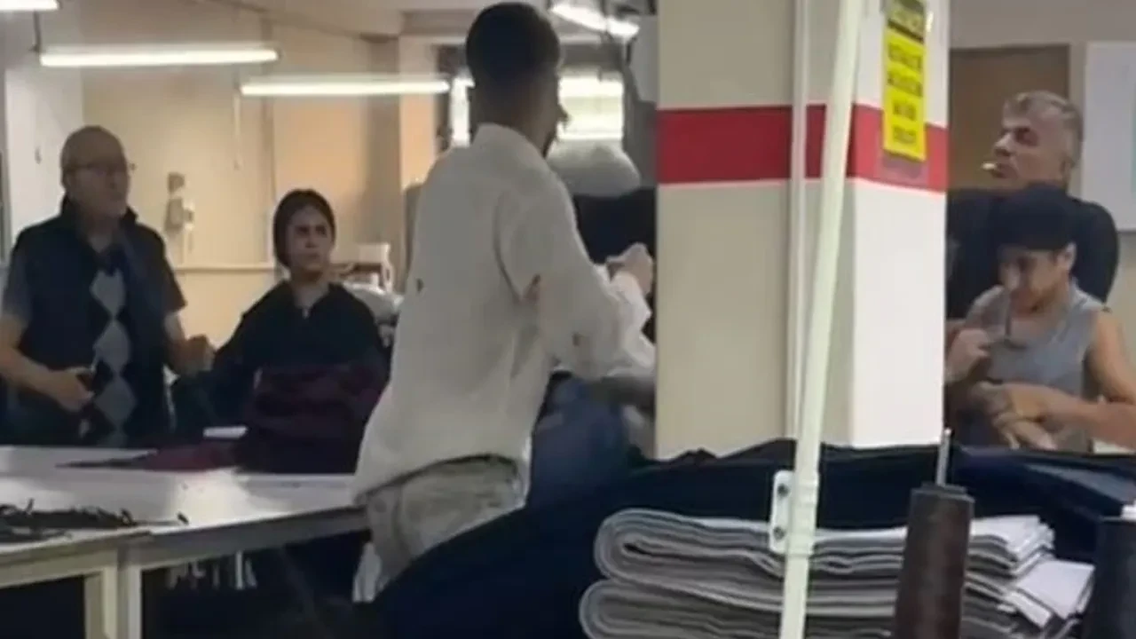 Konfeksiyon atölyesindeki işçilerin tekme ve yumruklu kavgası kamerada