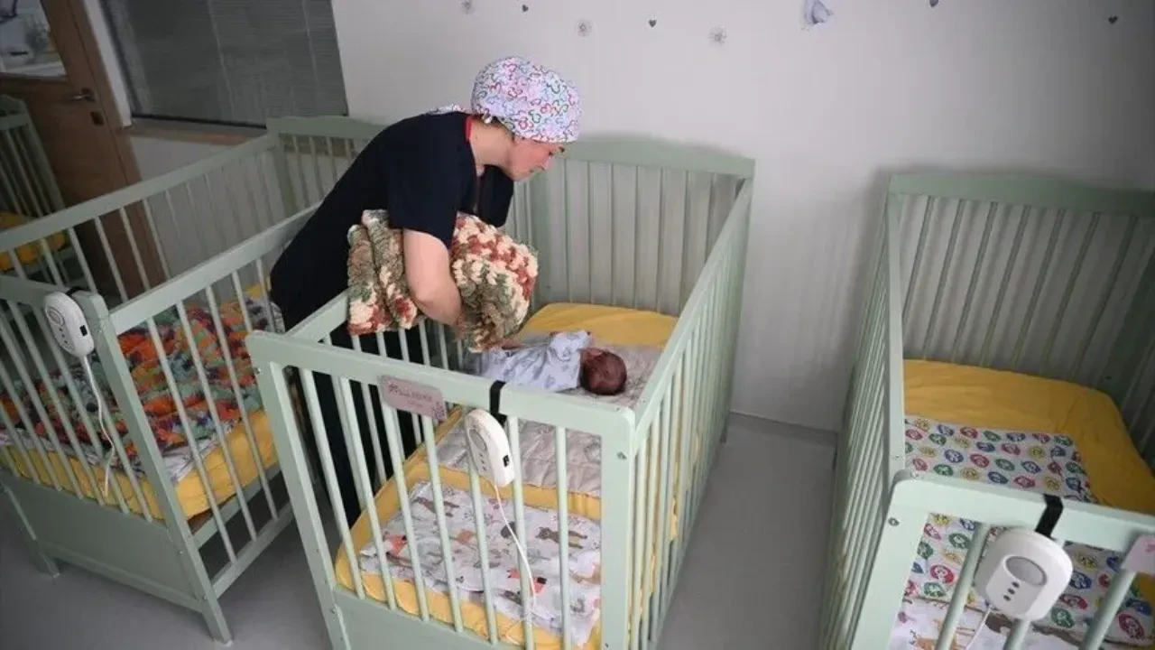 Şehit annelerinin ve eşlerinin ördüğü battaniyeler devlet korumasındaki bebeklere sarıldı
