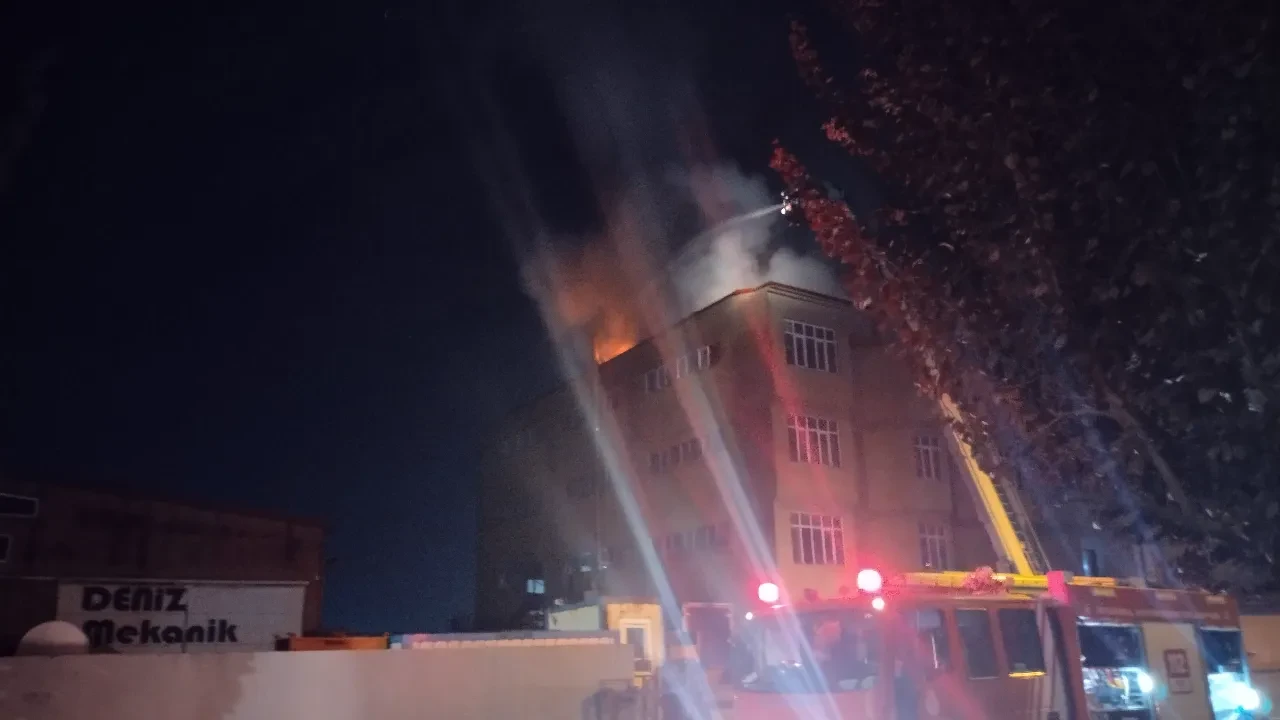 Tuzla'da ayakkabı fabrikasında yangın: 8 ayrı noktada alevlerle mücadele sürüyor