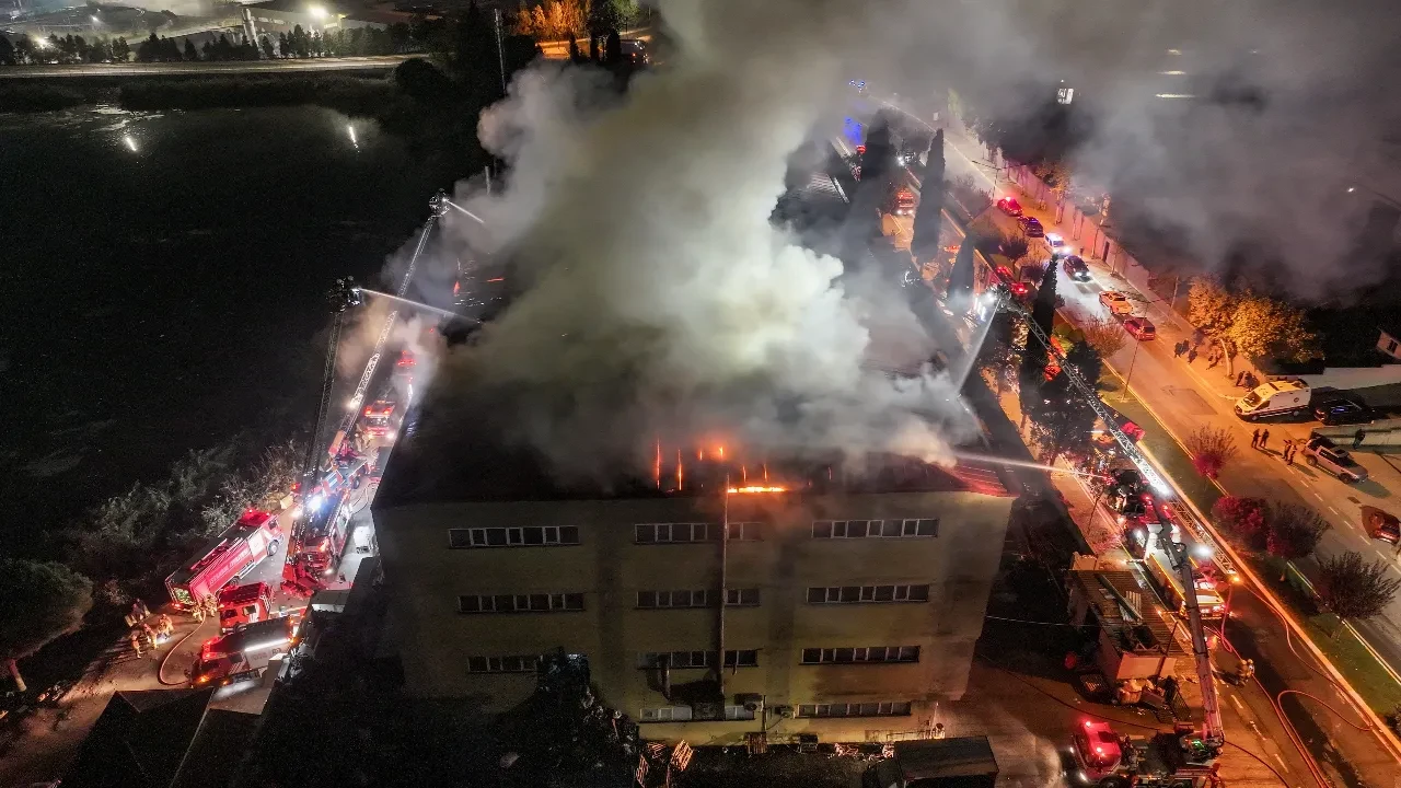 Tuzla'da ayakkabı fabrikasında yangın: 8 ayrı noktada alevlerle mücadele sürüyor