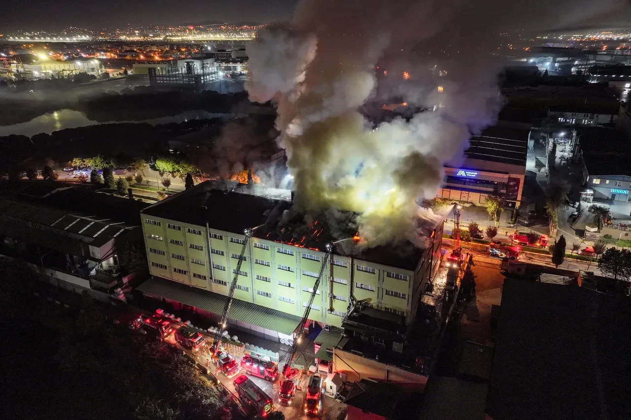 Tuzla'da ayakkabı fabrikasında yangın: 8 ayrı noktada alevlerle mücadele sürüyor
