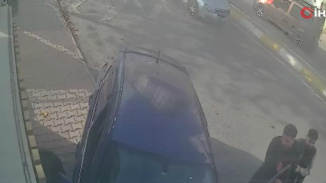 Yokuş aşağı inerken kontrolü kaybetti: Esenyurt'ta feci kaza kamerada