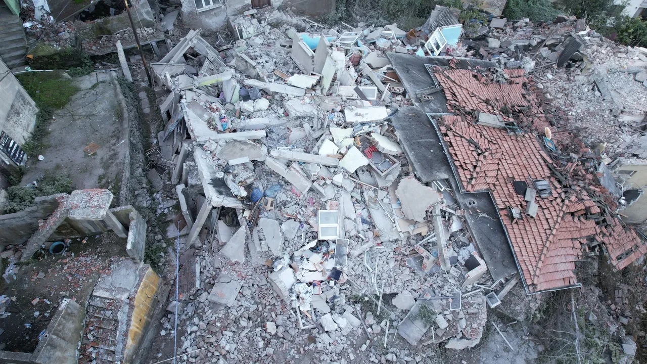 Zonguldak'ta bina faciasının boyutu gün ağarınca ortaya çıktı