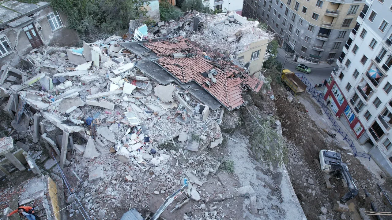 Zonguldak'ta bina faciasının boyutu gün ağarınca ortaya çıktı