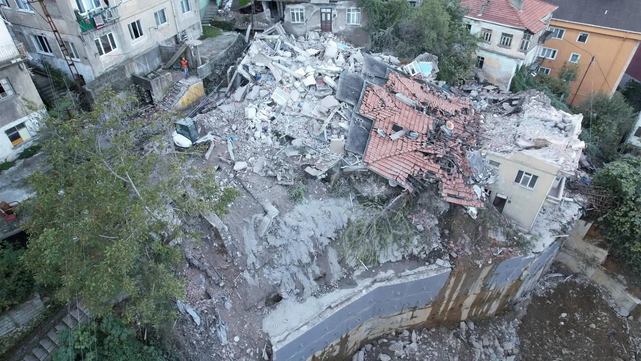 Zonguldak'ta bina faciasının boyutu gün ağarınca ortaya çıktı
