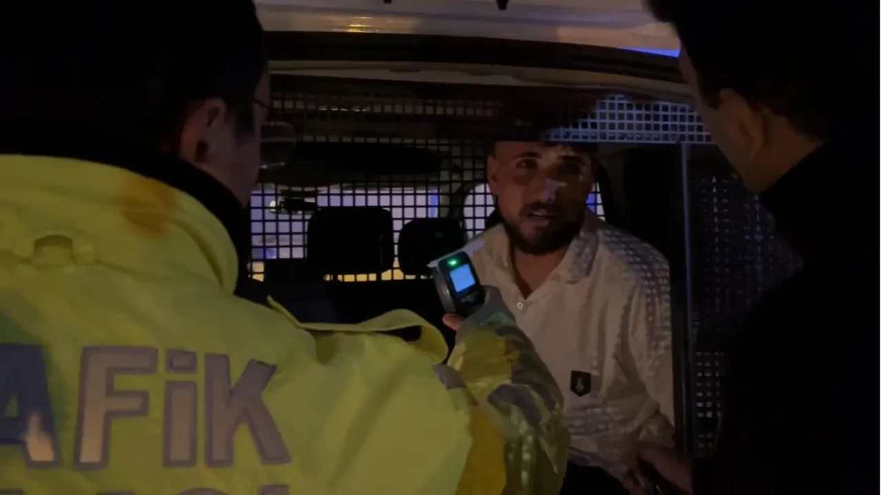 Alkollü sürücü polisi görünce geri vitese taktı: 