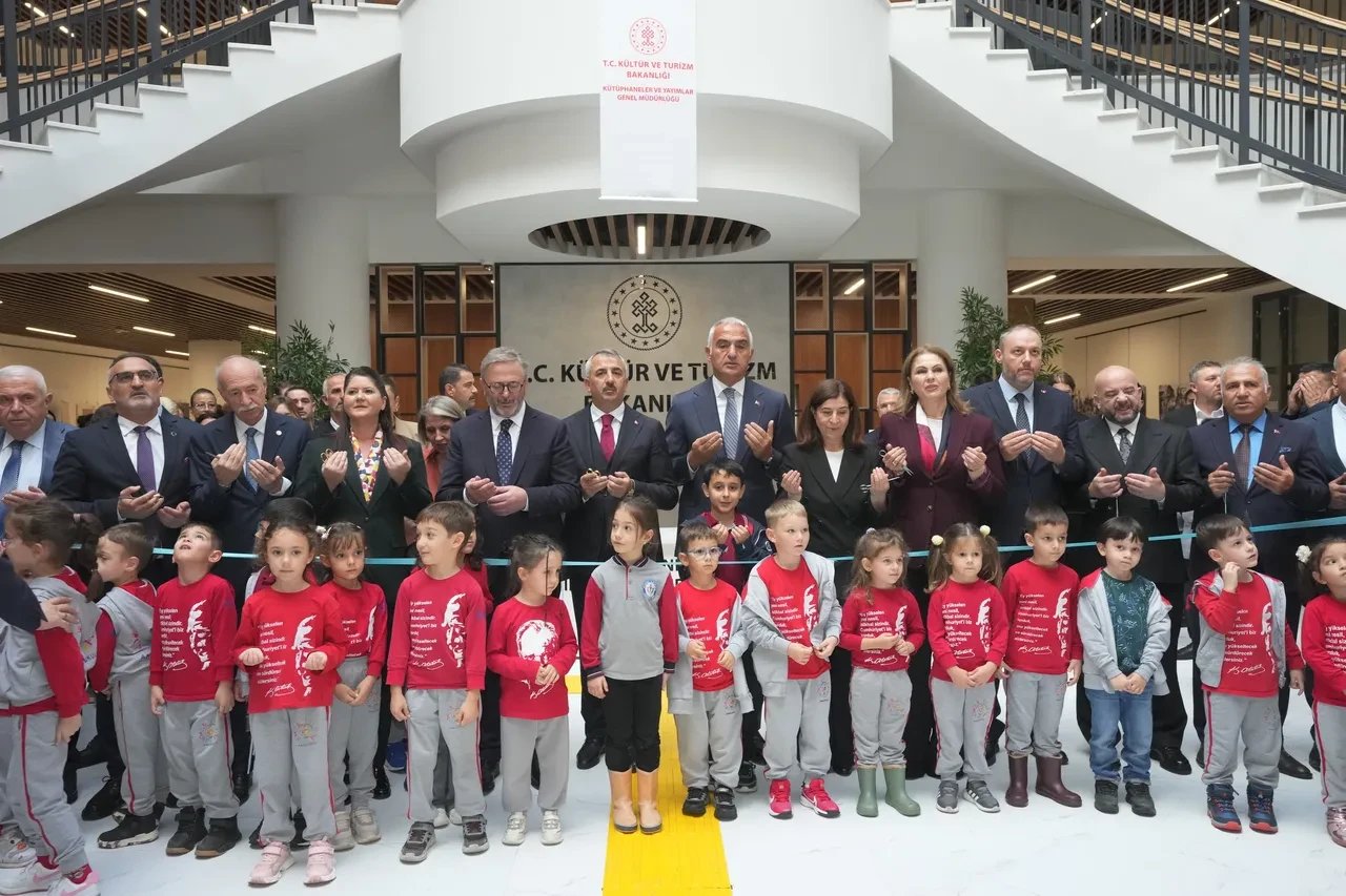 Bakan Ersoy, 160 bin kitap kapasiteli dev kütüphaneyi açtı 