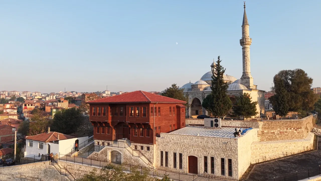 Bakan Ersoy, 160 bin kitap kapasiteli dev kütüphaneyi açtı 