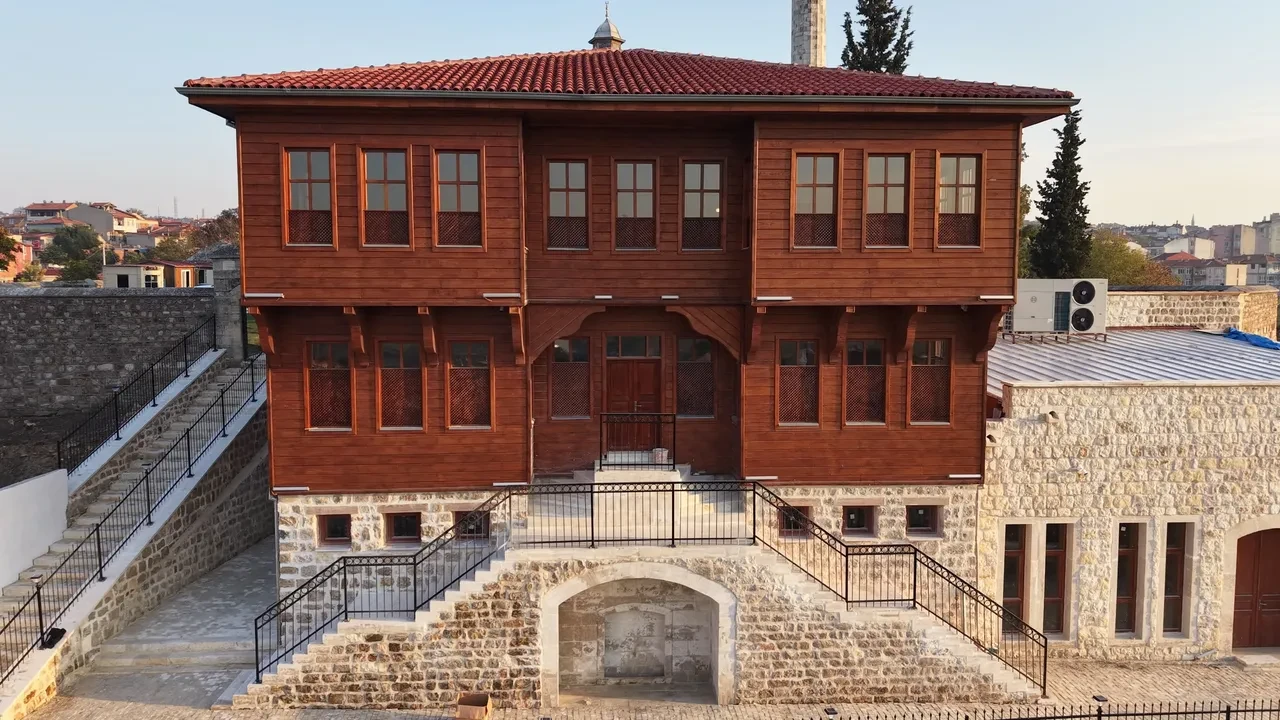Bakan Ersoy, 160 bin kitap kapasiteli dev kütüphaneyi açtı 