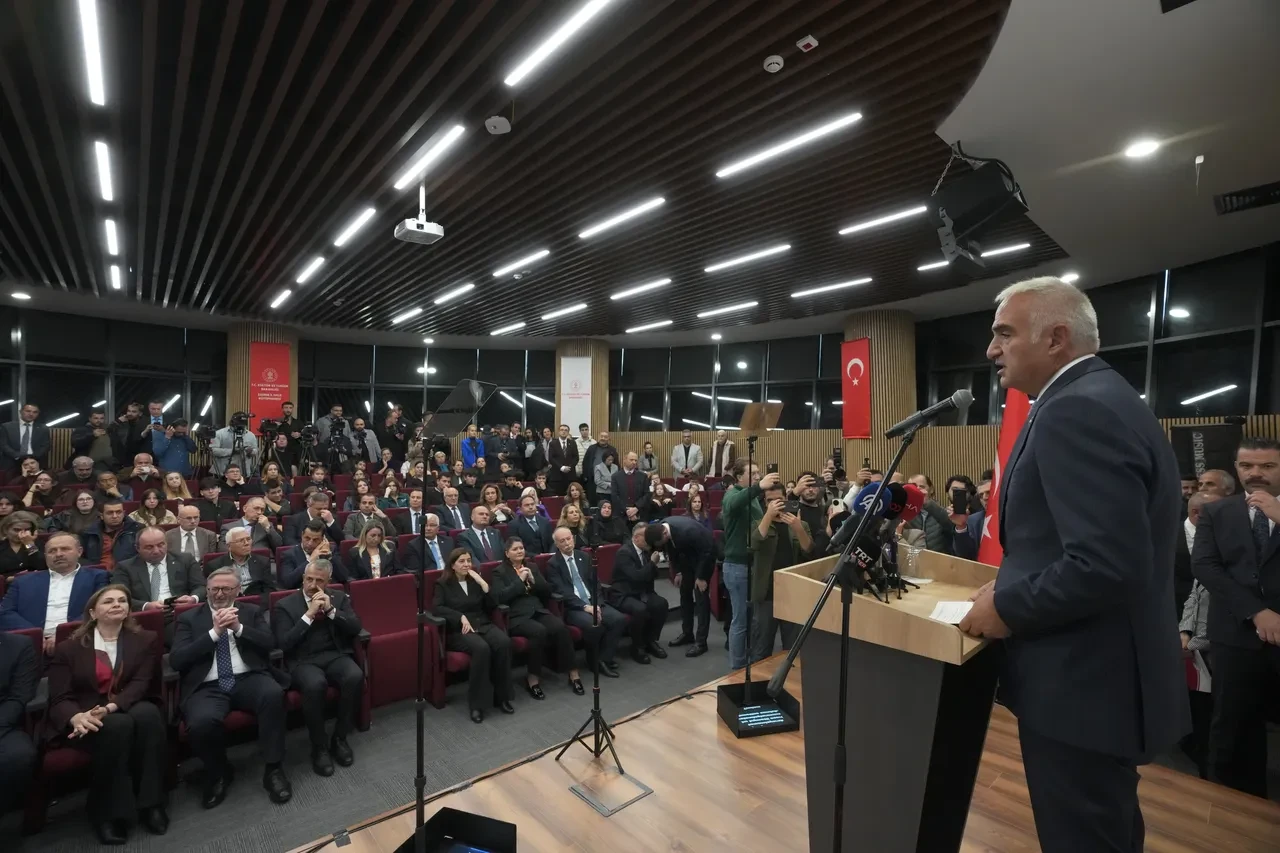 Bakan Ersoy, 160 bin kitap kapasiteli dev kütüphaneyi açtı 
