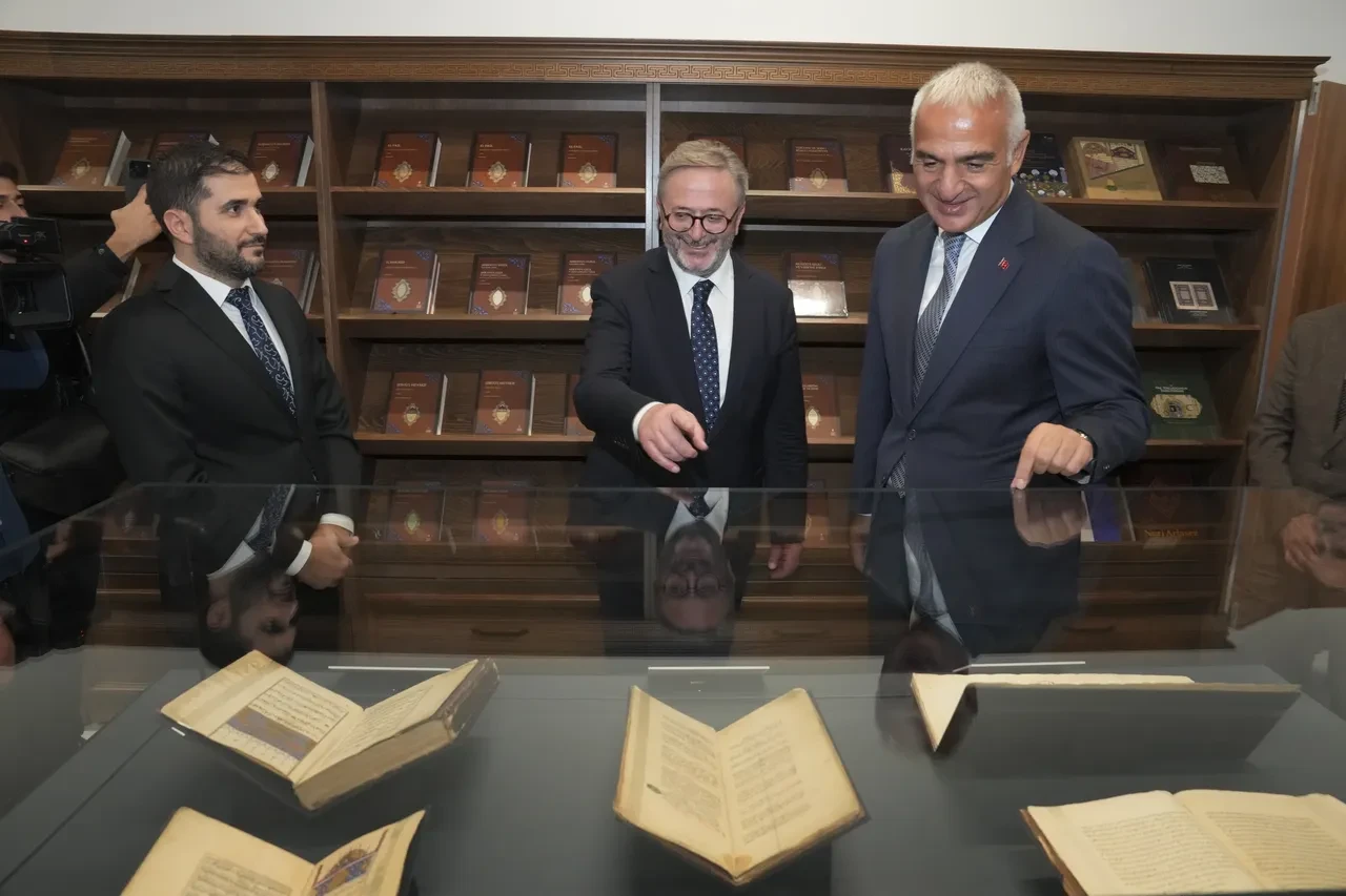 Bakan Ersoy, 160 bin kitap kapasiteli dev kütüphaneyi açtı 