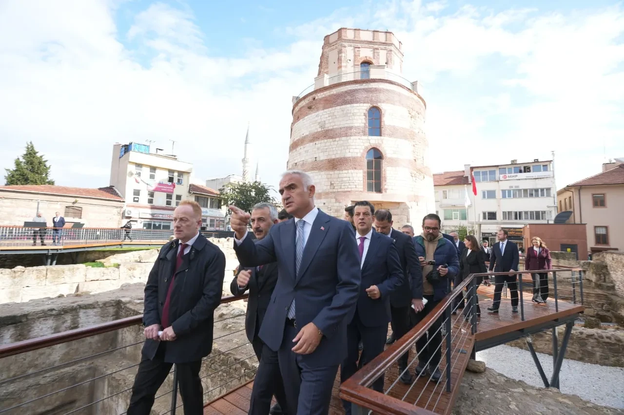 Bakan Ersoy, Edirne’nin tarihe açılan kulesini inceledi: 4 ayda 18 bin ziyaretçi ağırlayan Makedonya Kule Müzesi Edirne’nin yeni gözdesi!